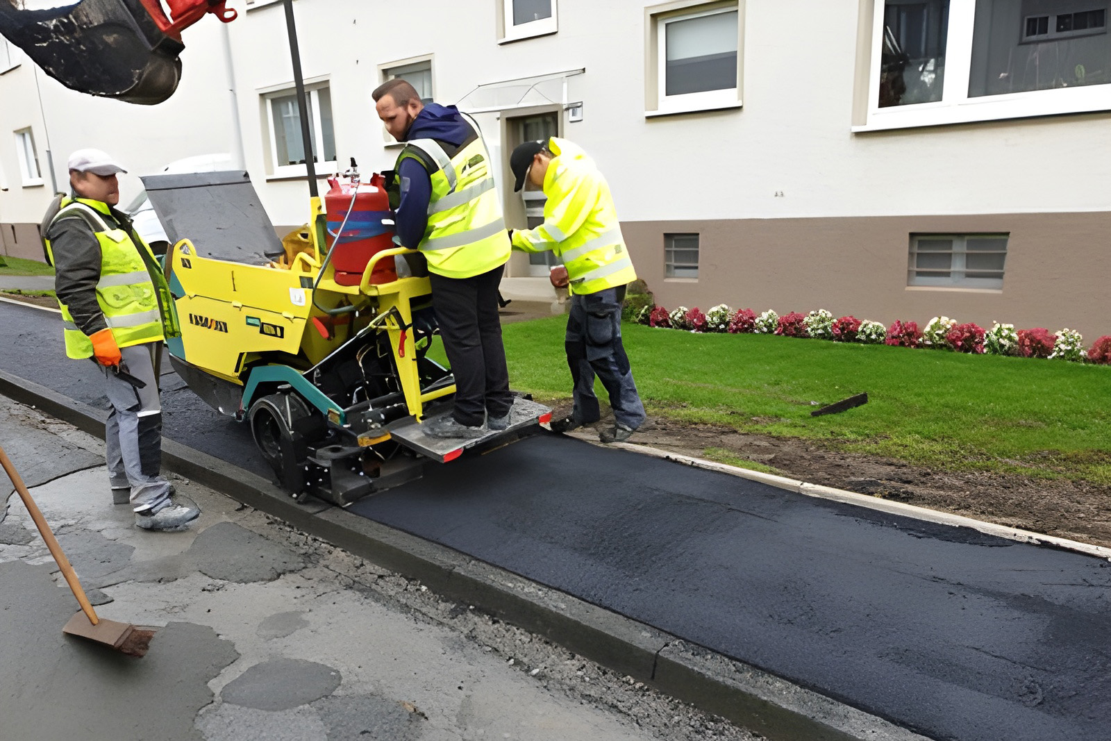 Die Revolution im Asphalteinbau: Mini-Fertiger AFW 150-2 von Ammann
