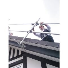  Ortgangsicherung müba-Ortgangsicherung aus Aluminium, bestehend aus Halter, Alu-Gerüstrohr 1,25 m und 2 Normalkupplungen 12444809