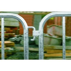  Absperrgeräte und Zubehör Absperrgitter müba-Absperrgitter mit 2 Füßen und 13 Füllstäben, schwere Ausführung, Länge 2,50 m, Höhe 1,10 m, verzinkt 12444536