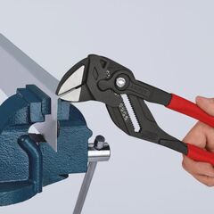  Zangenschlüssel Zange und Schraubenschlüssel in einem Werkzeug KNIPEX 86 01 300 Zangenschlüssel Zange und Schraubenschlüssel in einem Werkzeug mit rutschhemmendem Kunststoff überzogen schwarz atramentiert 300 mm 12381220