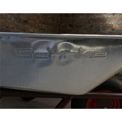  Lager- Transport Schubkarre Flachmulde verzinkt 85 Ltr. Blechstärke 1,25mm,
einsetzbar in Gestelle Art.Nr. 52101G und 52111G
mit Drahteinlage d=5mm, inkl. Befestigungsmaterial 12464180