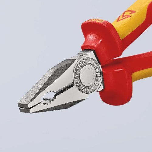  Kombizangen Kombizangen KNIPEX 03 06 180 T Kombizange isoliert mit Mehrkomponenten-Hüllen, VDE-geprüft; mit integrierter isolierter Befestigungsöse zum Anbringen einer Absturzsicherung verchromt 180 mm 12381020