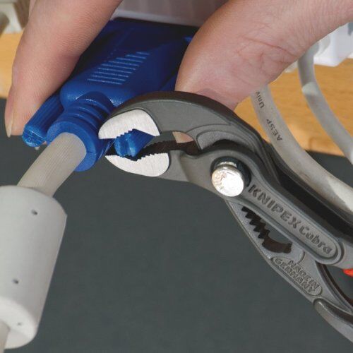  KNIPEX Cobra® Hightech-Wasserpumpenzangen KNIPEX 87 01 125 Cobra® Hightech-Wasserpumpenzange mit rutschhemmendem Kunststoff überzogen grau atramentiert 125 mm 12380279