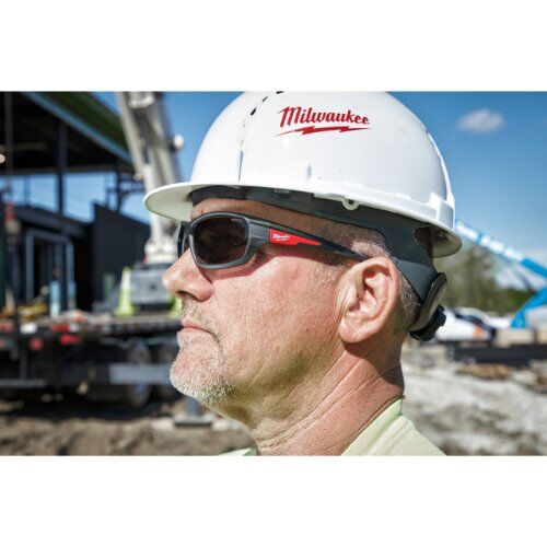  Persönliche Schutzausrüstung Schutzbrillen Milwaukee Performance Schutzbrille getönt 12443422