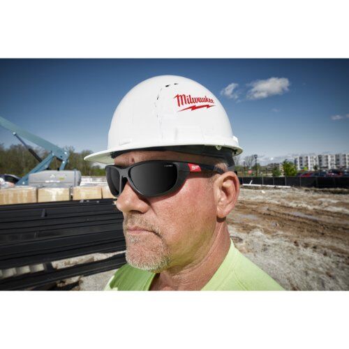  Persönliche Schutzausrüstung Schutzbrillen Milwaukee High Performance Schutzbrille mit Schaumstoffauflage getönt 12443420